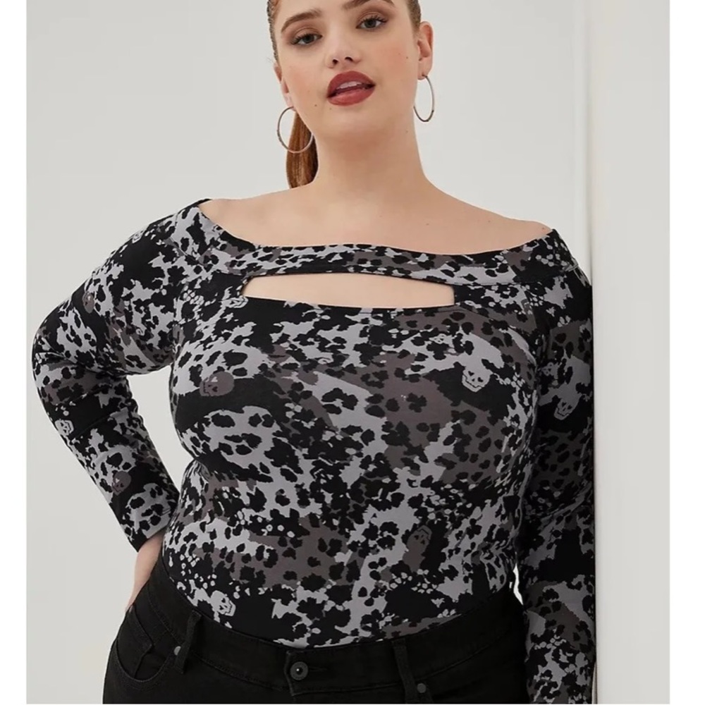 Torrid Love Sick Plus Size 6X Women's Top Hiding Skulls Off Shoulder Shirt NEW